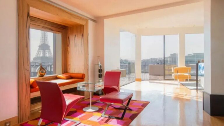 Adquirida por Mbappé em 2017, a luxuosa cobertura de 850 metros quadrados fica localizada no 16º arrondissement de Paris e é avaliada em cerca de R$ 54 milhões