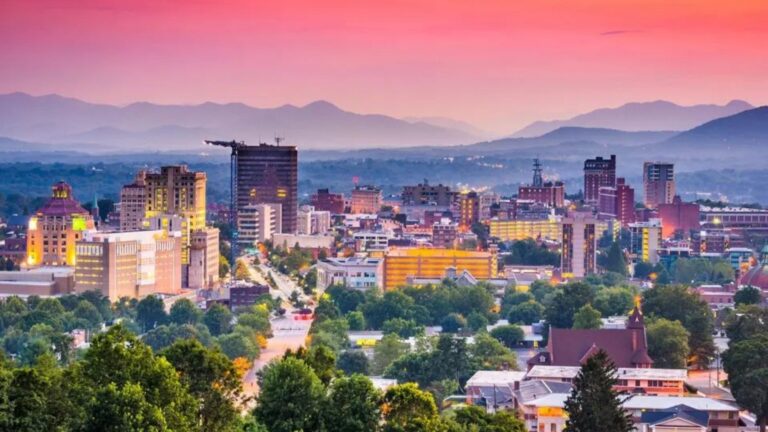 Asheville, na Carolina do Norte, representa muitas cidades em todo o país que estão crescendo e precisam de moradias sustentáveis, resilientes e acessíveis