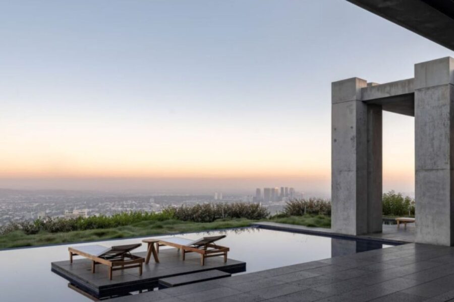 A piscina de borda infinita tem vista para a cidade de Los Angeles