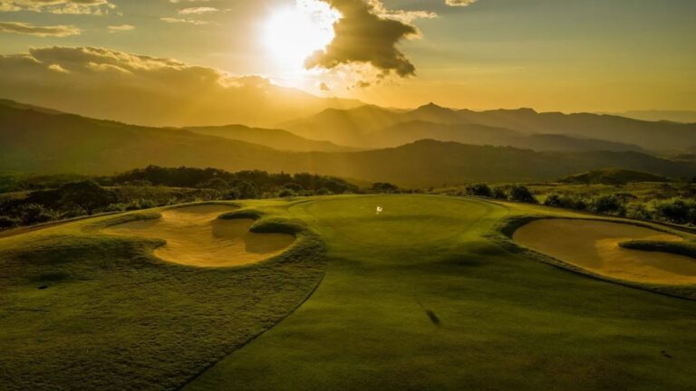 Raideep Lal e J. Michael Poellot transformaram as pastagens do Lucero em fairways (corredores do campo de golfe), mantendo as árvores espécimes, a floresta tropical, as áreas de cultivo e os pomares o mais intactos possível
