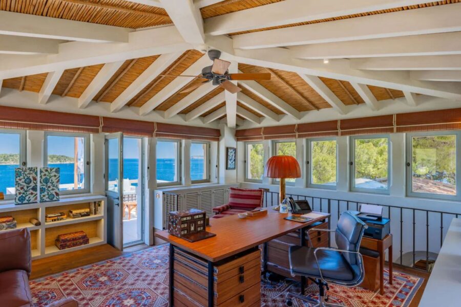 O escritório da casa tem vista panorâmica