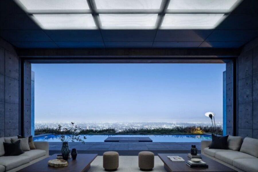 A sala principal se abre para a piscina por meio de uma parede de vidro retrátil