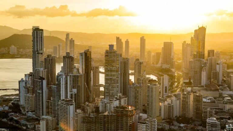 O Panamá figura constantemente como um dos melhores destinos do mundo para se aposentar e viver como expatriado devido ao seu clima, segurança, custo de vida acessível, sistema de saúde e infraestrutura de ponta