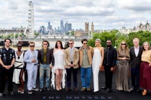 O elenco de A Odisseia em Londres – da esquerda para a direita: Benny Safdie, Lupita Nyong'o, John Leguizamo, Tom Holland, Anne Hathaway, Matt Damon, Robert Pattinson, Zendaya, Himesh Patel, Samantha Morton, Christopher Nolan e Emma Thomas