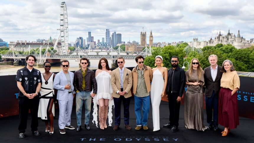 O elenco de A Odisseia em Londres – da esquerda para a direita: Benny Safdie, Lupita Nyong'o, John Leguizamo, Tom Holland, Anne Hathaway, Matt Damon, Robert Pattinson, Zendaya, Himesh Patel, Samantha Morton, Christopher Nolan e Emma Thomas