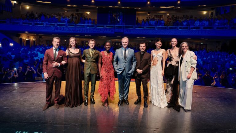 Nolan (ao centro) com o elenco de "A Odisseia" (Matt Damon, Anne Hathaway, Tom Holland, Lupita Nyong'o, John Leguizamo, Zendaya e Charlize Theron) e a produtora Emma Thomas