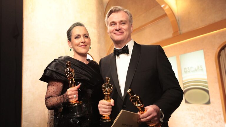 Thomas e Nolan com três dos sete Oscars que "Oppenheimer" venceu em 2024