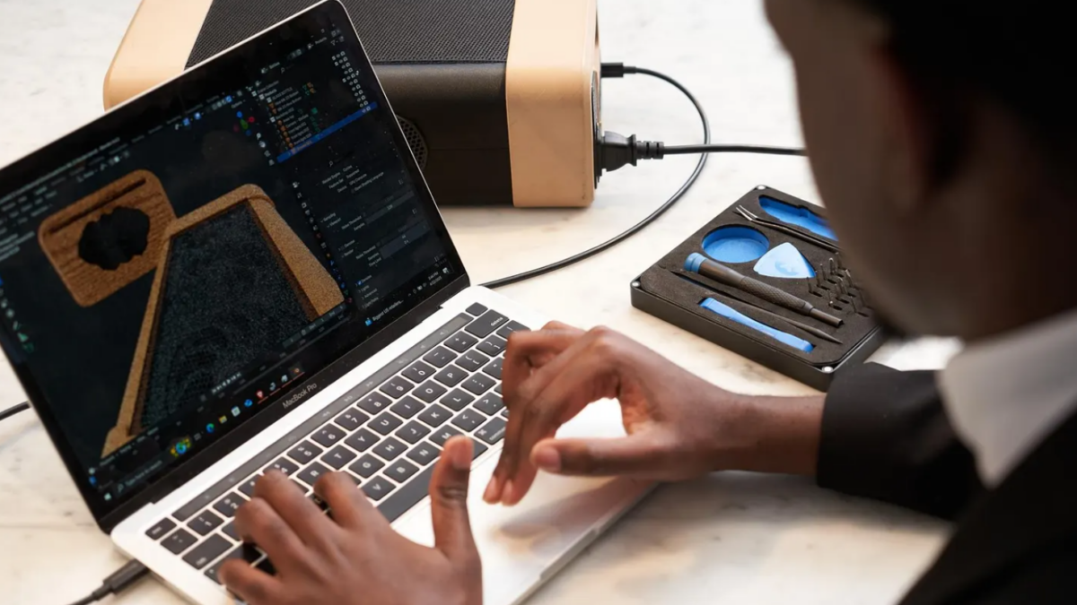 Este Jovem Empresário Quer Dar Nova Vida ao Seu Notebook Antigo
