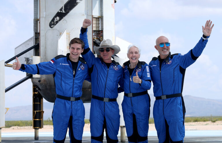 Equipe do primeiro voo tripulado da Blue Origin