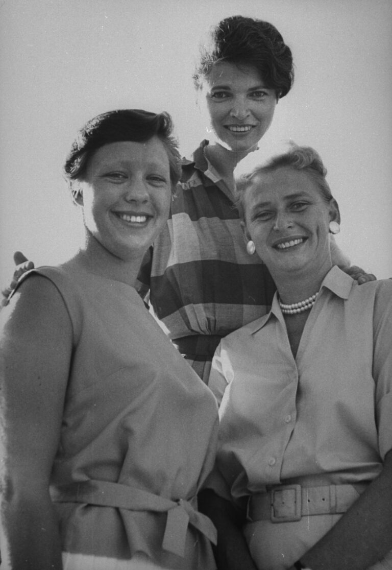 Wally Funk e as aspirantes a astronauta Jerrie Cobb (à direita) e Rhea Hurrle (ao centro), após um teste de isolamento realizado durante a Operação Venus em 1961