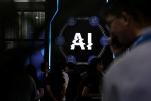 Placa com sigla para inteligência artificial: perspectivas otimistas (Foto: Florence Lo / Reuters)