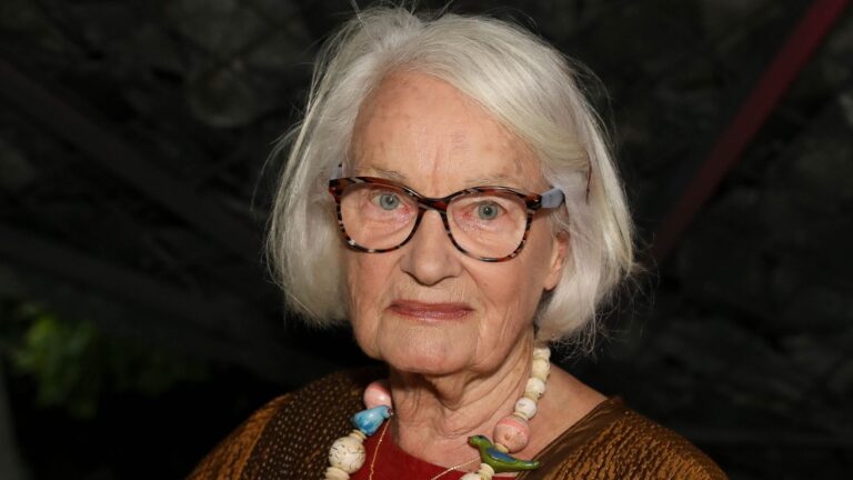 Liz Calder, hoje com 88 anos, participou de todas as edições da Flip até 2023; hoje, quem acompanha o festival é sua neta