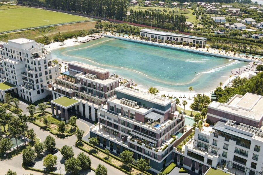 Boa Vista Village esteve no centro de uma transação bilionária em dezembro de 2025, quando a JHSF transferiu R$ 5,235 bilhões em estoques imobiliários para o JHSF Capital Desenvolvimento FII, movimento que injetou R$ 3,9 bilhões no caixa da companhia e zerou sua dívida líquida