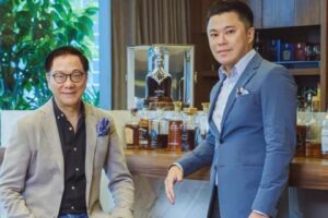 Andrew Tan, presidente do conselho da Alliance Global, e seu filho mais velho, Kevin Tan, CEO do conglomerado filipino que controla a gigante imobiliária Megaworld e a fabricante de bebidas alcoólicas Emperador