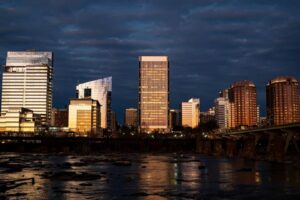 O crescimento recente do emprego em Richmond, na Virgínia, está relacionado à expansão da infraestrutura de internet e aos investimentos em data centers