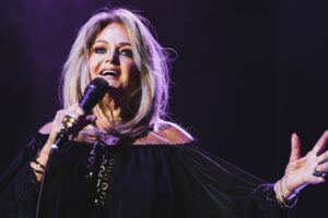 Bonnie Tyler havia cancelado uma turnê por conta de complicações de saúde e foi submetida à uma cirurgia de emergência