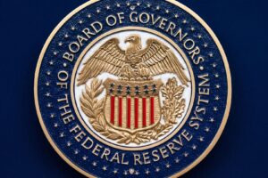 Com a moderação das compras mensais para US$ 10 bilhões, o Federal Reserve mantém a flexibilidade de manobra para ajustar taxas de juros e garantir a estabilidade das reservas bancárias