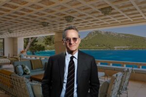 Construída na década de 1940, a mansão de Howard Marks em Mallorca possui 1.320 metros quadrados e vista privilegiada para a Baía de Pollença