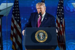 O presidente Donald Trump discursa no monumento do Monte Rushmore, em Dakota do Sul, na véspera do Dia da Independência