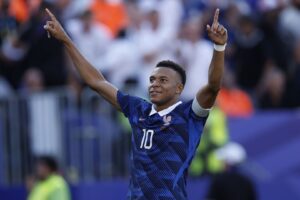Kylian Mbappé, capitão da França, disputa artilharia com Lionel Messi – ambos marcara sete gols na Copa do Mundo de 2026 até agora