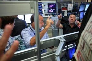 Operadores no pregão da Amex em Nova York: pré-mercado em alta (Foto: Brendan McDermid / Reuters)