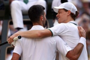 Sinner abraça Djokovic após vencer a partida da semifinal em Wimbledon