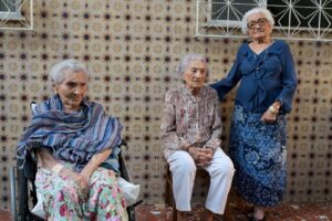 Zoraide de Deus Mota, Zulina de Deus Nunes e Levita de Deus Nunes, reconhecidas como o trio de irmãs mais velhas do mundo ainda vivas, posam para foto após coleta de amostras para pesquisa sobre longevidade