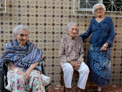 Zoraide de Deus Mota, Zulina de Deus Nunes e Levita de Deus Nunes, reconhecidas como o trio de irmãs mais velhas do mundo ainda vivas, posam para foto após coleta de amostras para pesquisa sobre longevidade