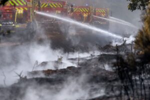 Incêndios Florestais Ameaçam Região Vinícola de Bordeaux e Amargam Economia da França