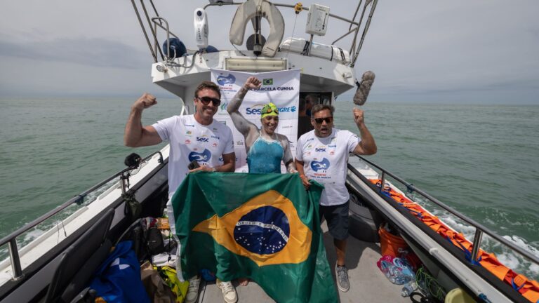 Ana Marcela com a equipe técnica no barco de apoio