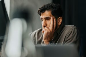 O doomjobbing é um ciclo interminável de procurar emprego ou de se candidatar freneticamente a novas vagas