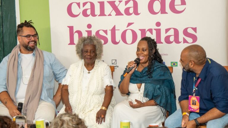 Conceição Evaristo e Eliana Alves Cruz durante a mesa na Caixa de Histórias, na Flip, que contou com a apresentação de trecho inédito do documentário