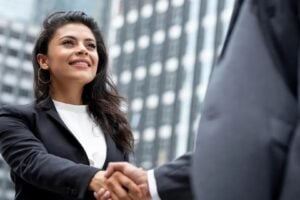 O desempenho superior das mulheres na construção de relacionamentos interpessoais durante as negociações pode se traduzir em valor econômico de longo prazo