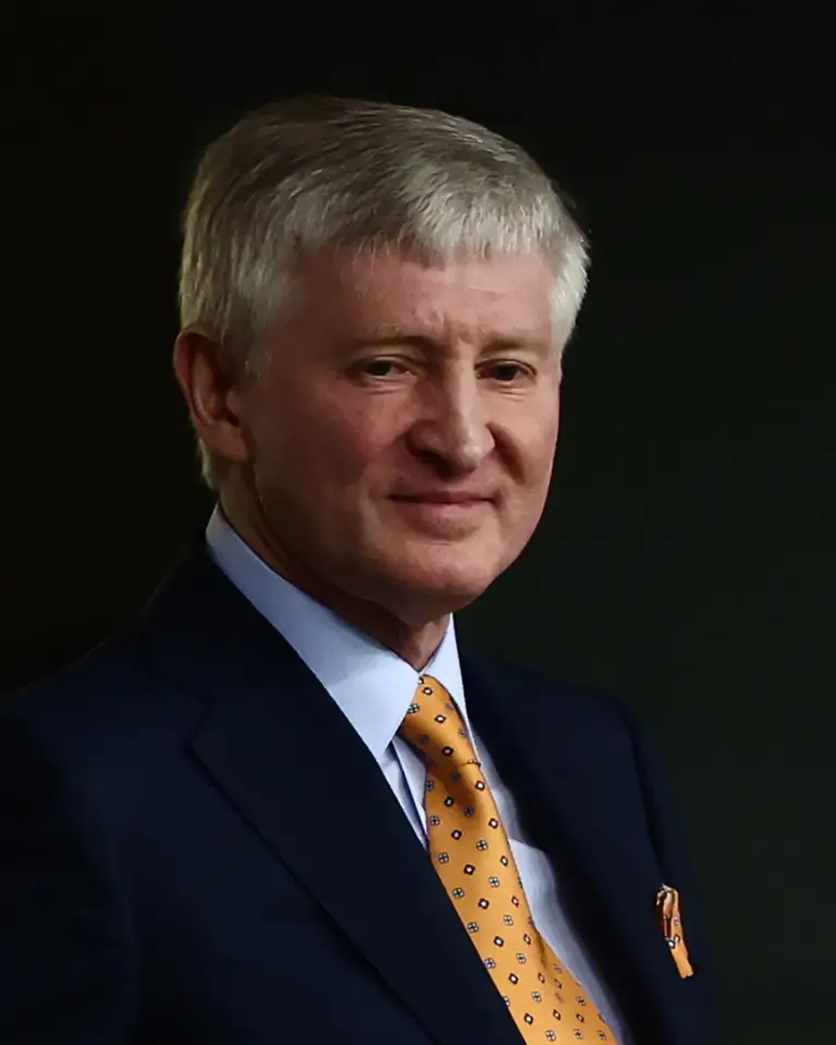 Além de sua residência principal nos arredores de Kiev, o homem mais rico da Ucrânia, Rinat Akhmetov, gastou quase US$ 1 bilhão em uma cobertura de 2.323 metros quadrados no One Hyde Park, em Londres, na Villa Les Cèdres, em Saint-Jean-Cap-Ferrat, e em sua casa de US$ 550 milhões em Mareterra