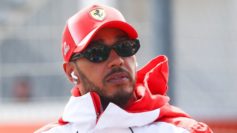 Durante o Grande Prêmio de Mônaco de 2026, o heptacampeão mundial Lewis Hamilton mandou um beijo para sua namorada bilionária, Kim Kardashian, enquanto estava no pódio após terminar a corrida em segundo lugar