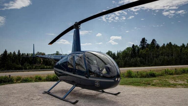 A Héli-Charlevoix oferece uma maneira mais rápida de contemplar a vastidão da paisagem local, com voos de helicóptero sobre as montanhas, florestas e margens do rio São Lourenço em Charlevoix