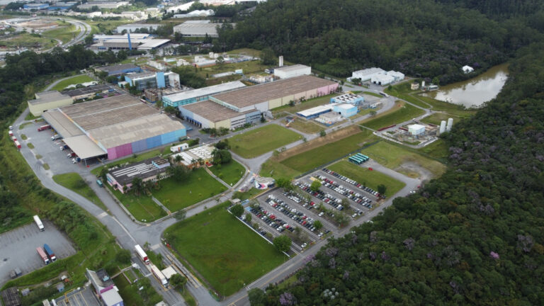 A AkzoNobel possui 125 instalações de manufatura em todo o mundo. No ano de 2025, as operações da multinacional impulsionaram uma receita total de 10,15 bilhões de euros