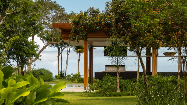 Com aeroporto executivo no entorno, Trancoso fica a cerca de uma hora de voo de destinos como Belo Horizonte e Goiânia