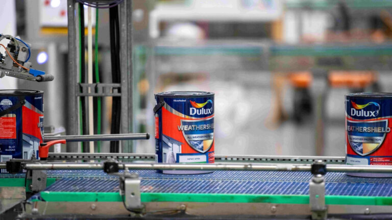 A aplicação do conceito "pensar global e agir de forma local" faz com que a tinta comercializada como Coral no Brasil adote o nome de Alba na Argentina, Dulux no Reino Unido e Flexa na Holanda