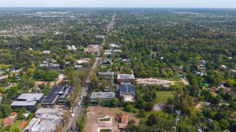 Parque Leloir se destaca por sua ampla área verde