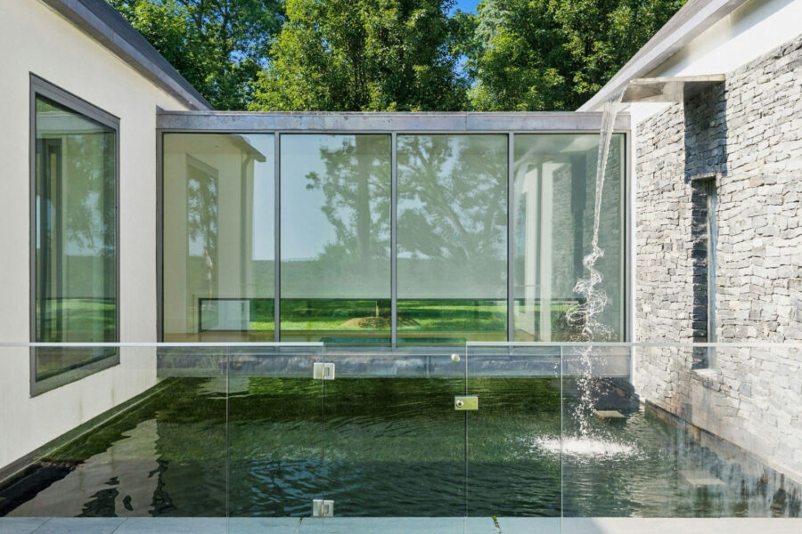 O lago com carpas koi passa por baixo da construção