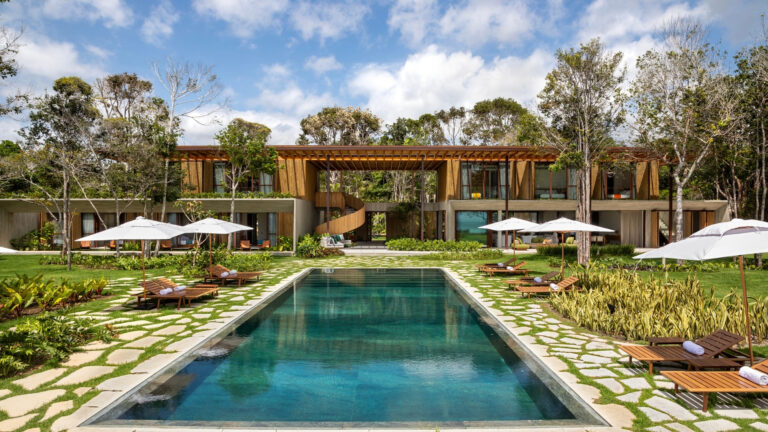 A Villa Yandara, localizada exclusivo condomínio Estâncias Fasano Trancoso, tem sete suítes e 960 metros quadrados de área. Na baixa temporada, o aluguel fica em R$ 28 mil, e na alta fica em R$ 35 mil. O pacote de Réveillon, de 10 dias, custa R$ 1,3 milhão.