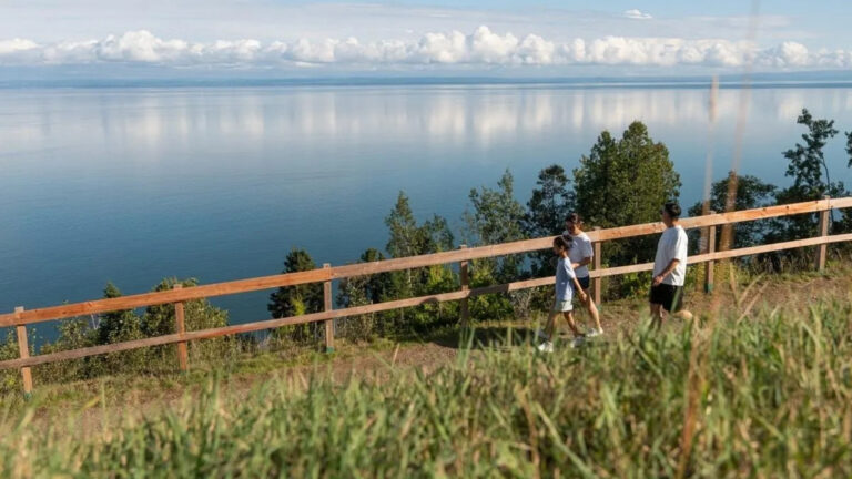 A região de Charlevoix se estende ao longo do rio São Lourenço, onde colinas onduladas, encostas cobertas por florestas e amplas vistas para a água há muito atraem artistas, viajantes e moradores que passam o verão na região