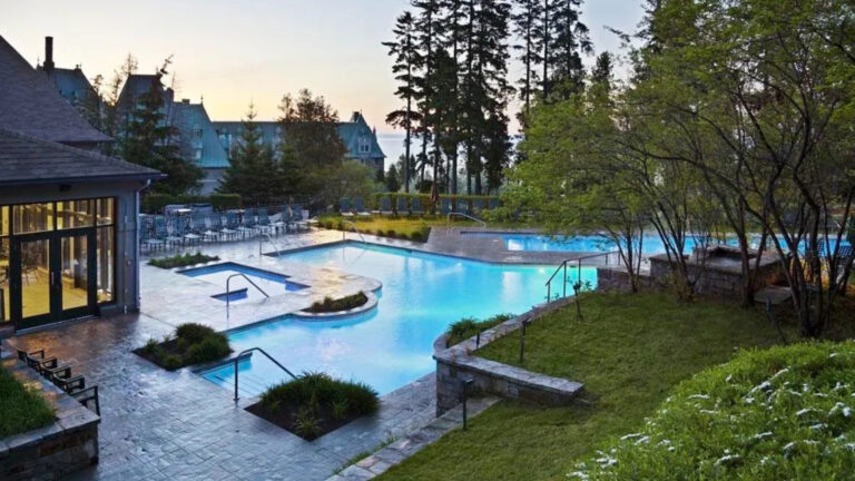 As piscinas externas do Fairmont Le Manoir Richelieu oferecem um contraponto tranquilo ao grandioso hotel histórico, situado no alto das margens do rio São Lourenço, em Charlevoix