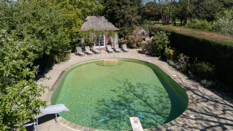 O imóvel tem piscina, quadra de tênis, pomar, horta e áreas de flores silvestres