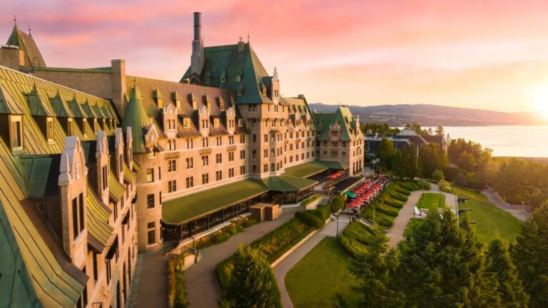 Situado no alto das margens do rio São Lourenço, o Fairmont Le Manoir Richelieu atrai viajantes para Pointe-au-Pic, em Charlevoix, desde o fim do século 19