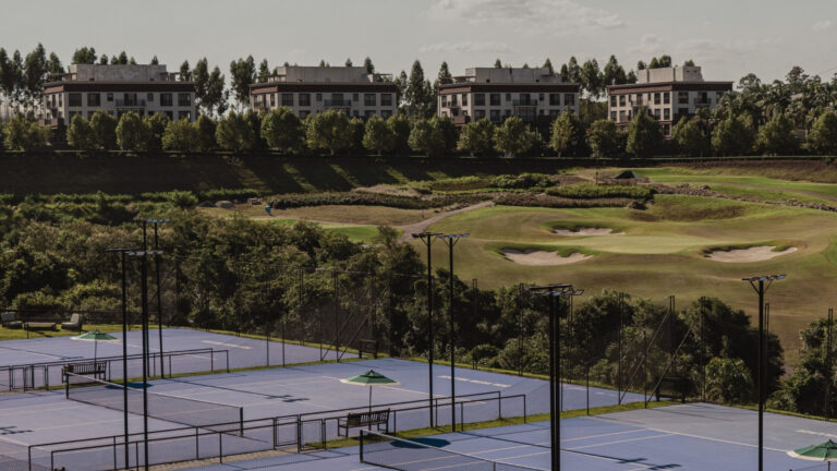 Projetado por arquitetos renomados como Sig Bergamin e Murilo Lomas, o Boa Vista Village também conta com campo de golfe de 18 buracos