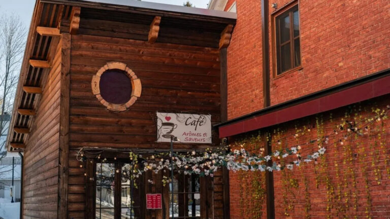 O Café Arômes et Saveurs, instalado em uma das ruas de Baie-Saint-Paul repletas de galerias, é uma das pequenas paradas locais que ajudam a definir a identidade de Charlevoix