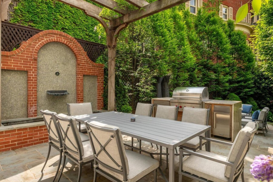 O jardim tem churrasqueira, pérgola e fonte