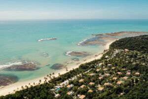Com restrições ambientais e um plano diretor que veta verticalização, o distrito de Trancoso, em Porto Seguro (BA), preserva sua essência em seus 278 quadrados de área. Na foto, Hotel e Villas Fasano, com arquitetura de Isay Weinfeld.